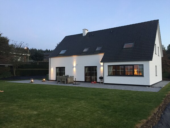 A modern two-story house with a sloped roof, large windows, and a well-maintained lawn. - Forestside Retreat, Malmedy (Malmedy)