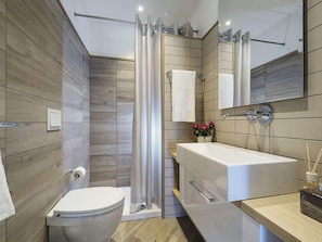 Bathroom | Shower, towels