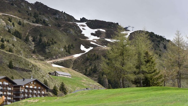 A mountain lodge with a ski slope, a wooden deck, and a building with a sign. - Spacious Apartment in Riederalp near Ski Trail (Riederalp)