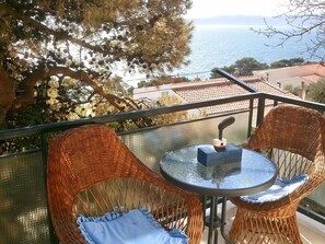 Apartment | Dining - Delightfully Decorated Apartment with Sea View near Beach (Brela)