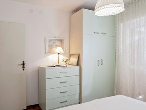 Apartment | 2 bedrooms, travel crib, bed sheets