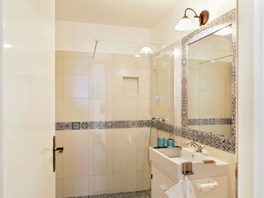 Apartment | Bathroom | Shampoo