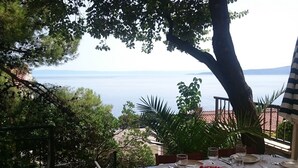 A table set for dining with a view of the sea and mountains. - Delightfully Decorated Apartment with Sea View near Beach (Brela)