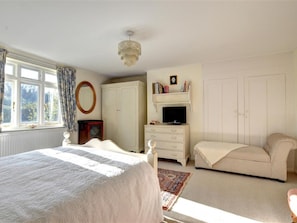 3 bedrooms, individually furnished, bed sheets - Stunning Holiday Home in Robertsbridge With Private Garden (Robertsbridge)