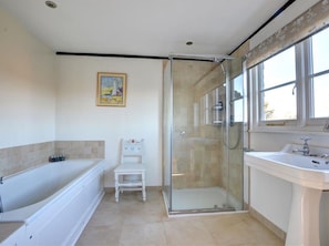 Combined shower/bathtub, towels - Stunning Holiday Home in Robertsbridge With Private Garden (Robertsbridge)