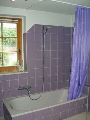 Ensemble douche/baignoire, sèche-cheveux, serviettes fournies, savon