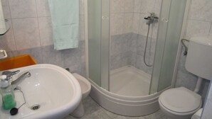 Apartment | Bathroom - Nice House Apartment With Balcony and Barbecue for Use, Close to the Beach (Pag)