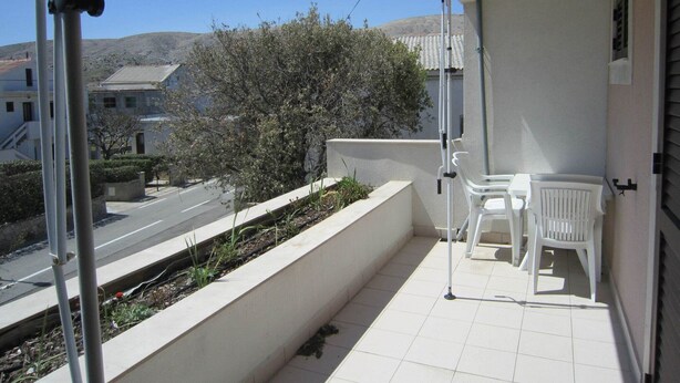 Balcony - Nice House Apartment With Balcony and Barbecue for Use, Close to the Beach (Pag)