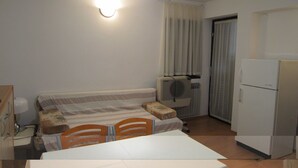 Living room - Nice House Apartment With Balcony and Barbecue for Use, Close to the Beach (Pag)