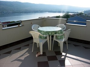 Balcony - Comfortable Apartment With Terrace and sea View and BBQ for use (Pag)