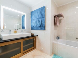 Bathroom | Combined shower/tub, towels