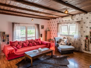 Villa | Wohnzimmer | Kamin, DVD-Player