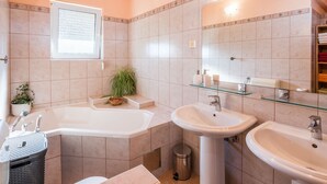 Villa | Badeværelse | Badekar, hårtørrer, håndklæder