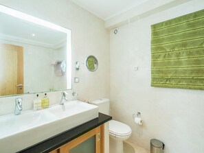 Bathroom | Combined shower/tub, towels
