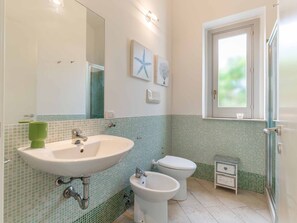 Villa | Badezimmer | Dusche, Handtücher