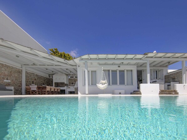 Villa | Piscina | Una piscina cubierta, una piscina al aire libre