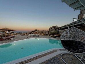 Villa | Piscina | Una piscina cubierta, una piscina al aire libre