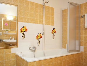 Bathtub, towels