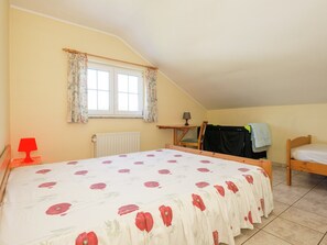 House | 10 bedrooms, individually furnished, bed sheets