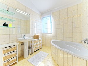 Villa | Badezimmer | Duschwanne, Handtücher