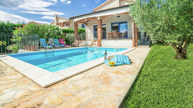 Villa | Exterior - Detached Modern Villa With Pool in Sveti Lovrec, Near the Beach and Porec (Sveti Lovrec)