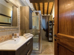 Villa | Bathroom | Shower, towels