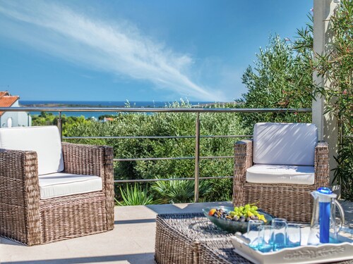 Spacious Detached Villa with Pool near Pula with sea View