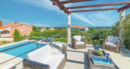 Spacious Detached Villa with Pool near Pula with sea View