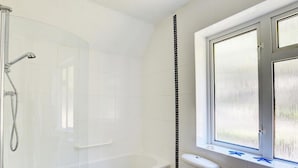 Bathroom - Pretty Holiday Home in Saundersfoot With Garden (Saundersfoot)