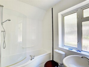 Combined shower/bathtub - Pretty Holiday Home in Saundersfoot With Garden (Saundersfoot)