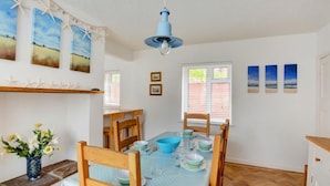 Dining - Pretty Holiday Home in Saundersfoot With Garden (Saundersfoot)