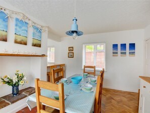 Dining - Pretty Holiday Home in Saundersfoot With Garden (Saundersfoot)