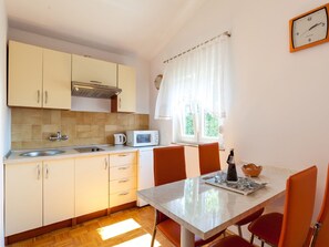 Private kitchen - Balmy Apartment in Malinska near Sea (Malinska-Dubasnica)