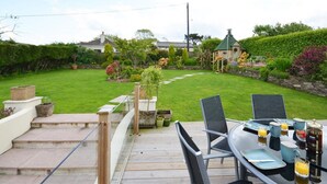 Balcony - Detached Holiday Home With Cosy Interior, Large Garden and Unique BBQ hut (St Austell)