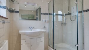 Bathroom - Detached Holiday Home With Cosy Interior, Large Garden and Unique BBQ hut (St Austell)