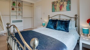 Room - Detached Holiday Home With Cosy Interior, Large Garden and Unique BBQ hut (St Austell)