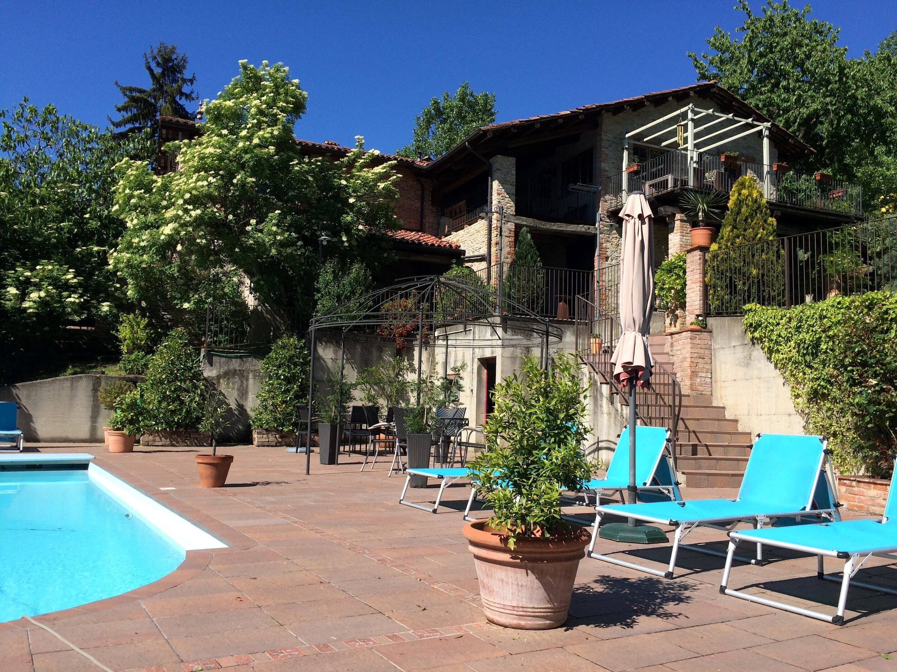 Una piscina al aire libre