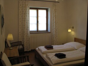 House | 3 bedrooms, individually furnished, bed sheets - Mansion in Langhe With Pool and Winery Charm (Bastia Mondovì)