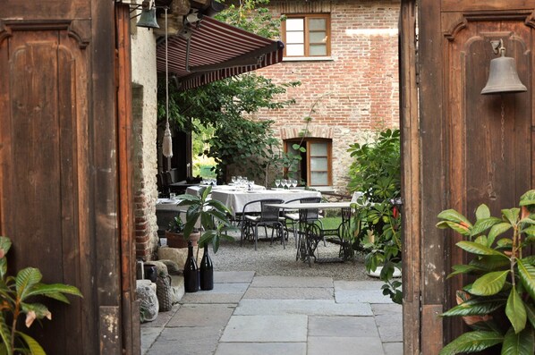 House | Interior detail - Mansion in Langhe With Pool and Winery Charm (Bastia Mondovì)