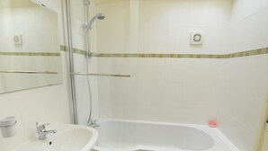 Bathroom - Beautiful Holiday Home in Larling With Garden (Norwich)