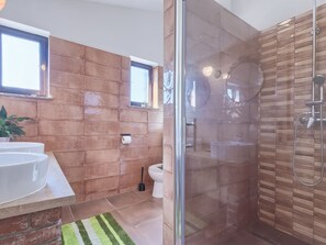 House | Bathroom - Alluring Holiday Home in Marcana With Private Swimming Pool (Marcana)
