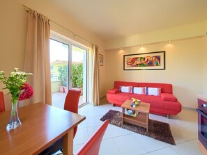 Apartment | Dining - Alluring Apartment in Vantacici Amid the Sea (Malinska-Dubasnica)