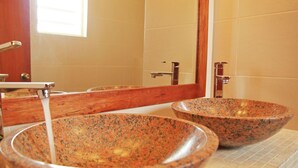 Buồng tắm vòi sen, khăn tắm 
