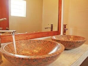 Shower, towels - Modern Villa With Swimming Pool in Willemstad (Willemstad)