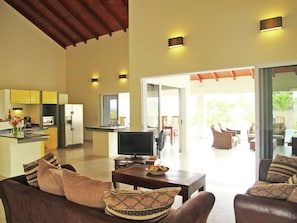 TV, DVD player - Modern Villa With Swimming Pool in Willemstad (Willemstad)