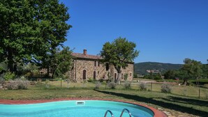 A stone building with a swimming pool. - Apartment in a Rustic House in the Tuscan Hills Near the Sea (Monterotondo Marittimo)