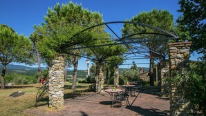 House | Outdoor dining - Apartment in a Rustic House in the Tuscan Hills Near the Sea (Monterotondo Marittimo)