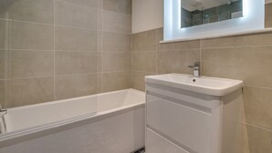 Combined shower/bathtub, towels - Cosy and Comfortable Holiday Home in the Centre of Padstow, Close to the Beach (Padstow)
