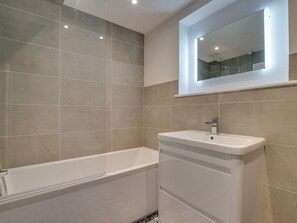 Combined shower/bathtub, towels - Cosy and Comfortable Holiday Home in the Centre of Padstow, Close to the Beach (Padstow)