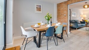 Dining - Cosy and Comfortable Holiday Home in the Centre of Padstow, Close to the Beach (Padstow)